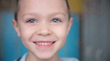 Yakınlaştırma çocuk gülümsüyor