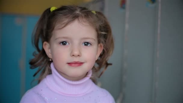 Fem år gammal flicka och känslor titta i kameran — Stockvideo