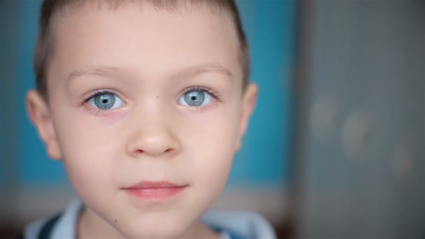 Portret mały chłopiec, patrząc na kamery — Wideo stockowe