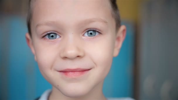 Titta in i kameran pojken med stora ögon — Stockvideo
