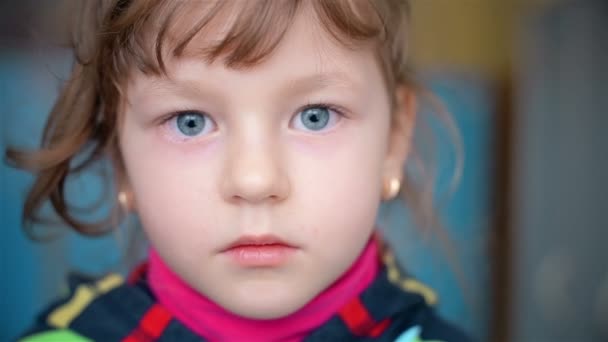 Portrait d'un enfant qui regarde dans la caméra — Video