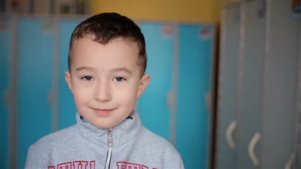 Смотря в камеру красивому мальчику лет пяти — стоковое видео