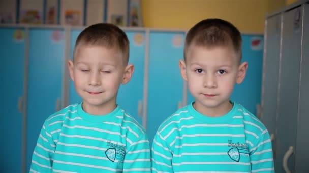 Olhando gêmeos meninos na câmera — Vídeo de Stock