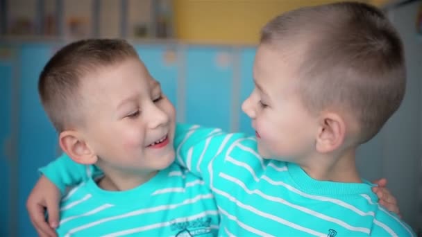 Tweeling jongens glimlach in de camera — Stockvideo
