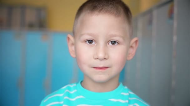 Взгляд в камеру мальчика с большими глазами — стоковое видео