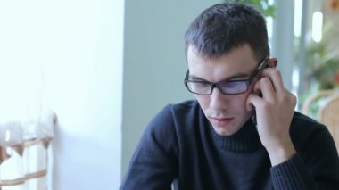 Telefonda konuşurken gözlüklü