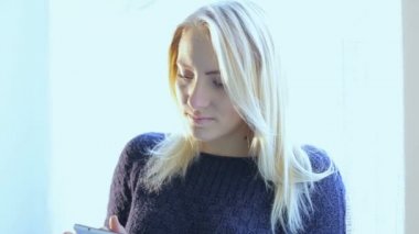 Tablet ile güzel sarışın kız