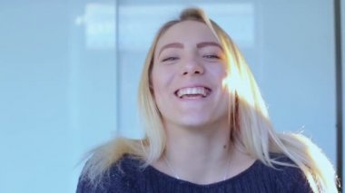 Sarışın kız kameraya gülümseyen