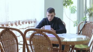 Adam ve kafede çalışan kız