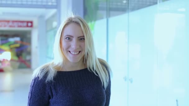 La ragazza con i capelli bianchi sorridente alla macchina fotografica — Video Stock