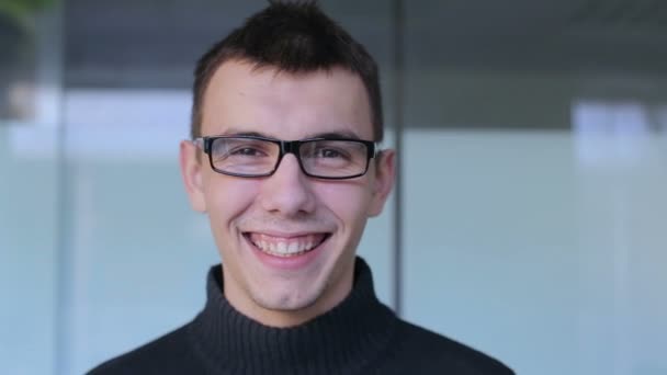 Hysteriska skratt killen med glasögon på kameran — Stockvideo