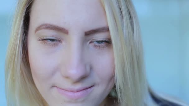 Kamera clous-up bakmak güzel kız — Stok video
