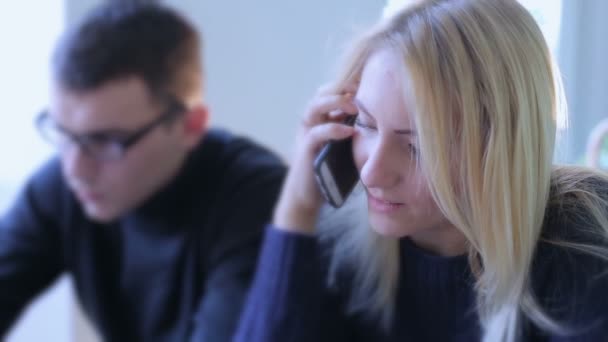 Kobieta rozmawia przez telefon w kawiarni — Wideo stockowe
