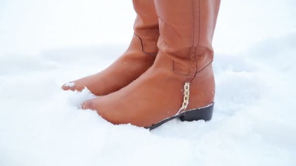 Женские ноги в снегу, холод — стоковое видео