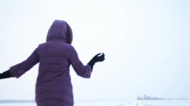 Güzel kız snow alanında oynuyor