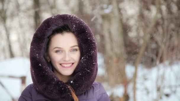 Meisje speelt met de sneeuw in het bos — Stockvideo