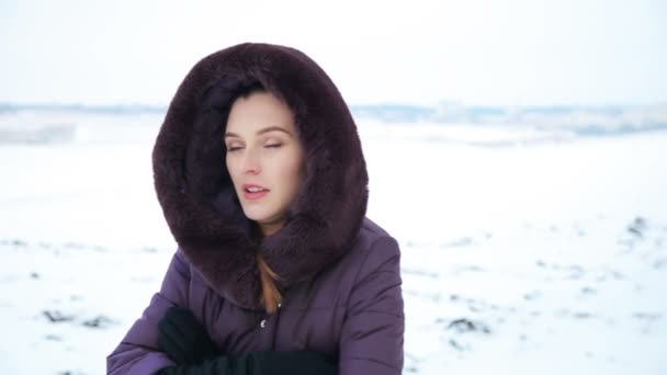 Piękna dziewczyna w jej zimno snowy pole — Wideo stockowe