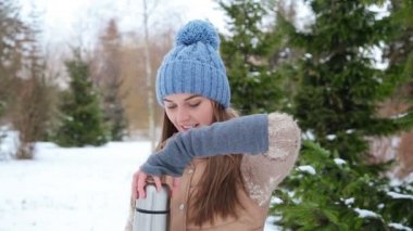 güzel kız bir termos kış içme