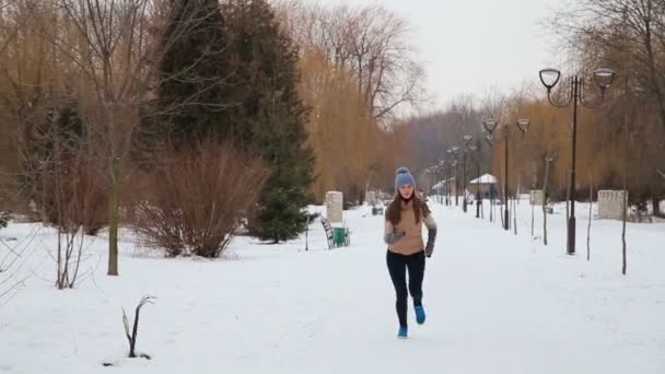 Όμορφο κορίτσι που τρέχει το χειμώνα — Αρχείο Βίντεο