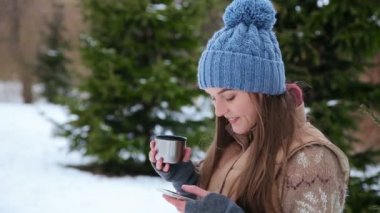 Gülümseyen kış kız kamera için poz