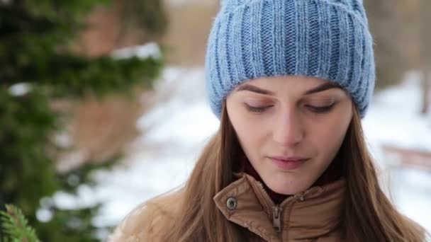 The girl drinks from a thermos near the trees — Stock Video