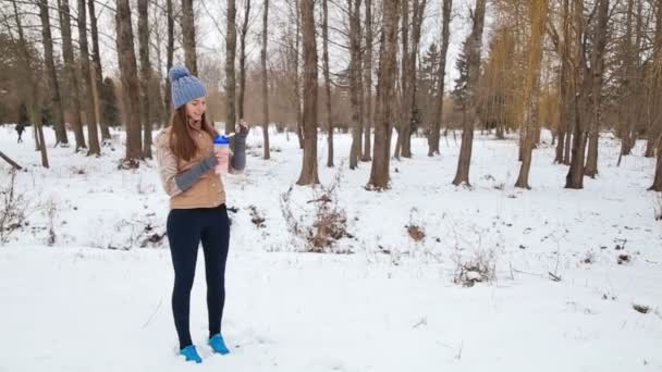 Atletisk ung kvinna med proteinet Skaka flaskan — Stockvideo