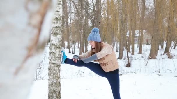 Entrenamiento de invierno Fitness modelo atleta chica — Vídeos de Stock