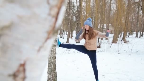 Зимние тренировки Fitness модель спортсменки — стоковое видео