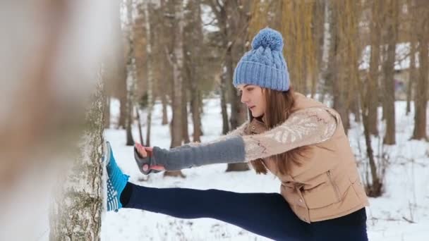 Entrenamiento de invierno Fitness modelo atleta chica — Vídeo de stock
