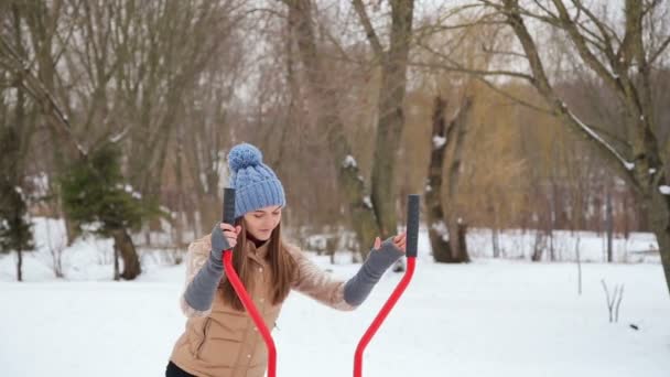 Flicka på simulatorn för löpning — Stockvideo