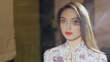 Güzel kız aynaya bakar.