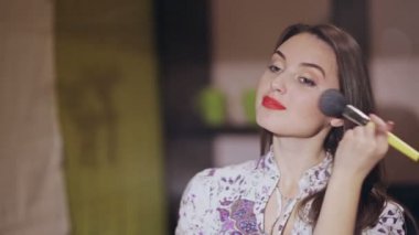 güzel bir kız bir makyaj yapar