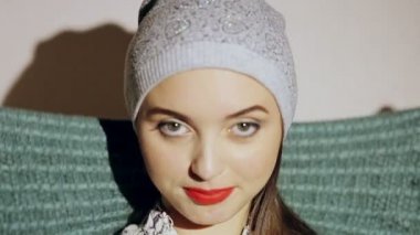 Güzel kız giyiyor eşarp