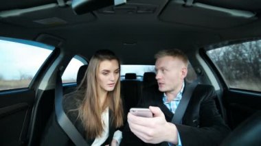 İş çift arabada telefon ile çalışma