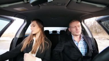 İş çift arabada telefon ile çalışma