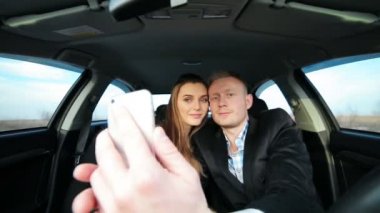 Sürüş sırasında arabaya selfie alarak aşık Çift