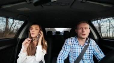 Arabadaki iş çifti