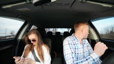 Kız telefonu, müzik arabadaki adam ile çalışır