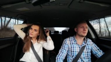 Kız arabada saç tarama