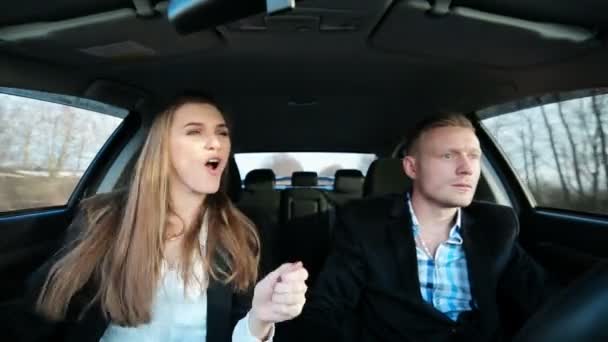 Casal jovem em um cara de carro nervoso sobre dança menina — Vídeo de Stock