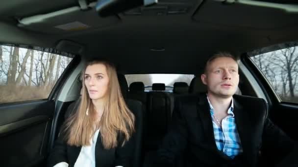 Деловые люди на машине, серьезно — стоковое видео
