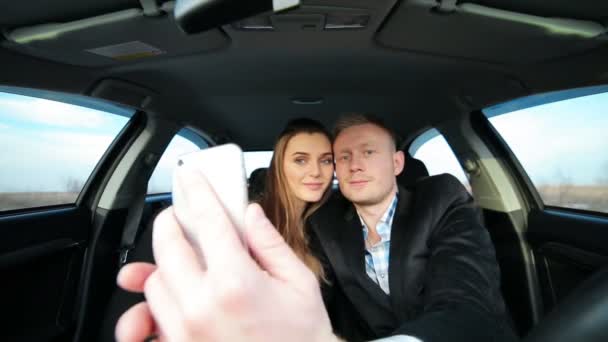 Par i kärlek med selfie i bilen under körning — Stockvideo