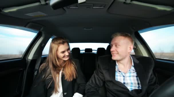 Business par kyssas i bilen — Stockvideo