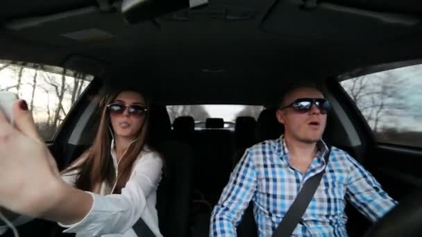 Schönes Paar ruht sich im Auto aus — Stockvideo