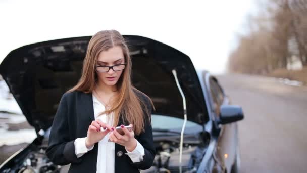 Mujer joven pidiendo ayuda — Vídeos de Stock