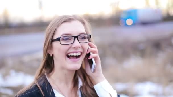 Menina bonita fala smartphone — Vídeo de Stock