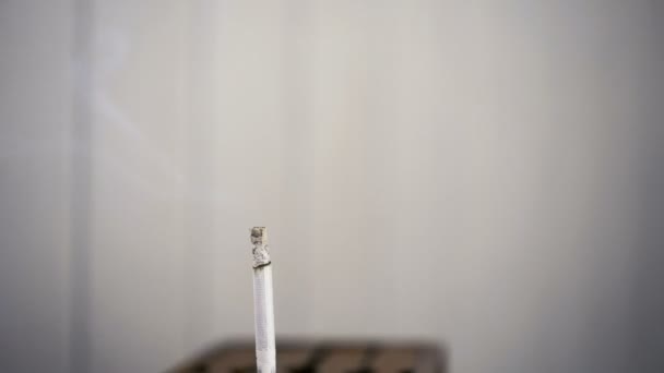 Τσιγάρο καύση και το κάπνισμα την πάροδο του χρόνου, απομονωμένα σε λευκό. — Αρχείο Βίντεο