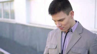 Genç businesman smartphone kullanarak