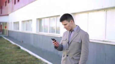 Genç businesman smartphone kullanarak. yavaş yavaş