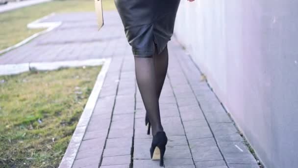 Jambes attrayantes, chaussures., talons, marche — Video